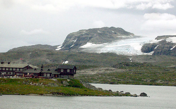 В горах еще лежит снег / Фото из Норвегии
