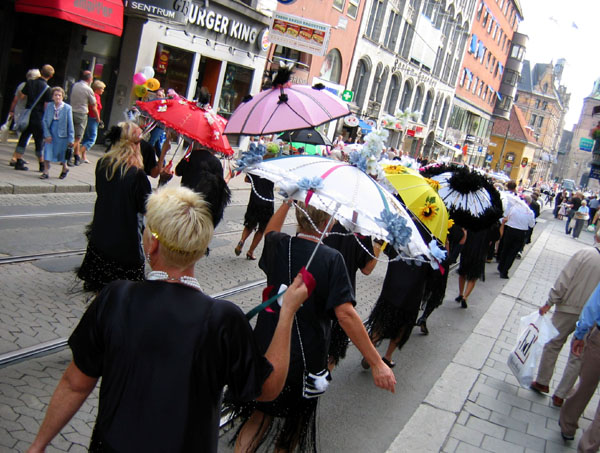 Толпа теток с зонтами / Фото из Норвегии