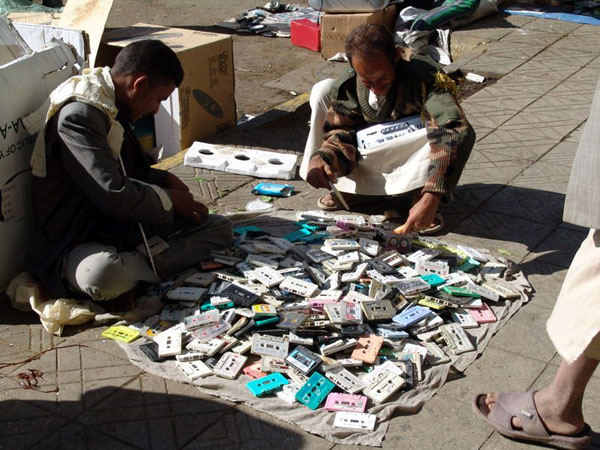 Рынок. Продажа аудиокассет / Фото из Йемена