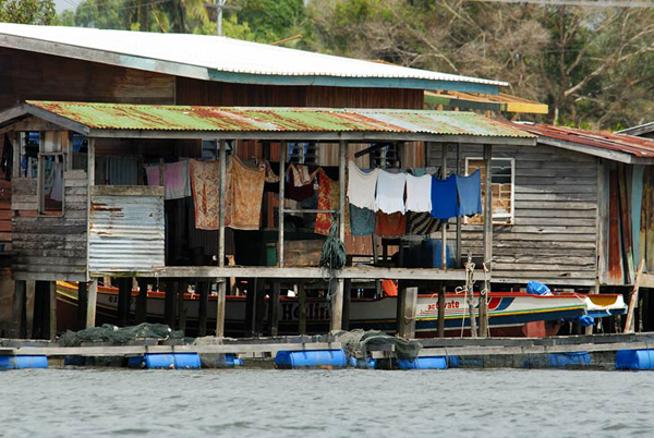 Домики на сваях - жилище рыбаков / Фото из Малайзии