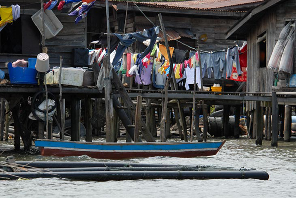 Лодки, садки с рыбой, хитросплетение свай и хижин / Фото из Малайзии