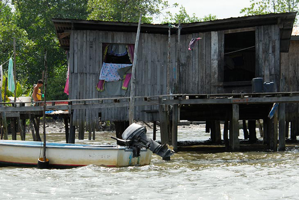 Лодки рыбаков обычно украшены новыми моторами / Фото из Малайзии