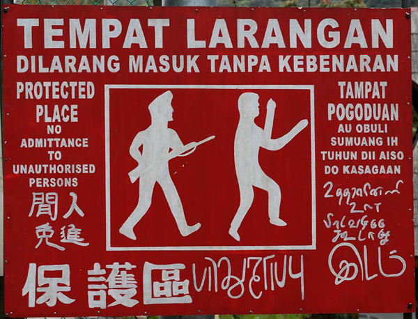 Плакат изобразили на всех языках, которые только знали / Фото из Малайзии