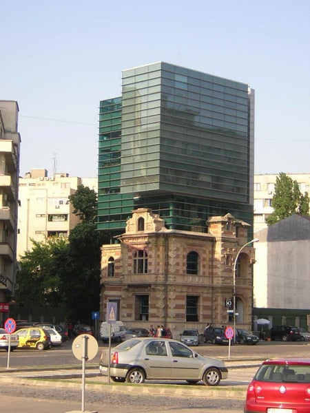 Старое здание с современной надстройкой / Фото из Румынии