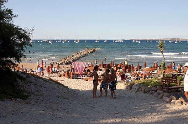 Вид на пляж от железки / Фото из Франции