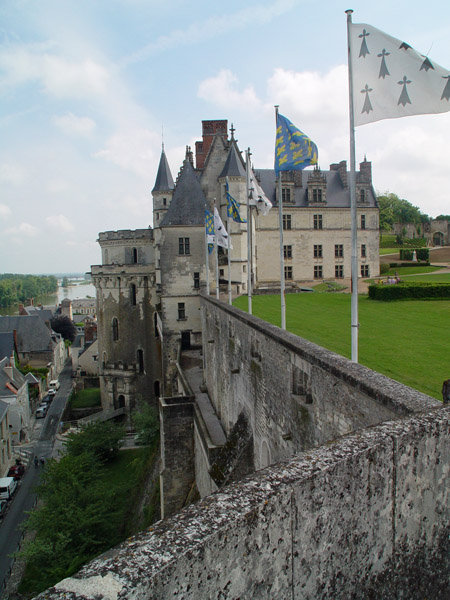 Защитные стены замка / Фото из Франции
