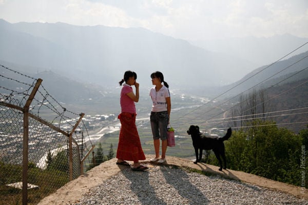 Девушки на улице / Фото из Бутана
