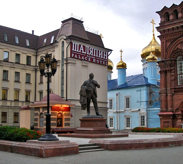 Памятник Шаляпину находится в начале улицы Баумана / Фото из России