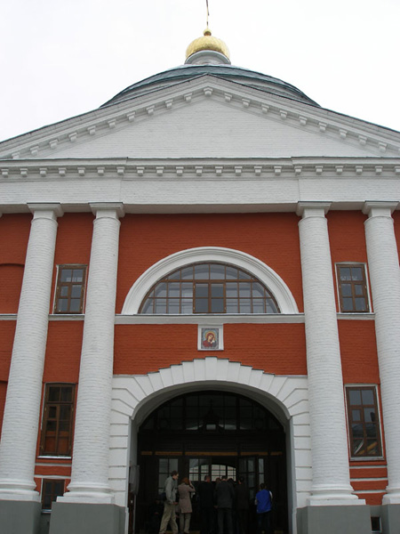 Крестовоздвиженскую церковь непременно посещают православные христиане / Фото из России