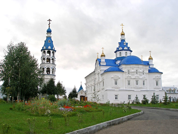 Территория монастыря очень живописная / Фото из России