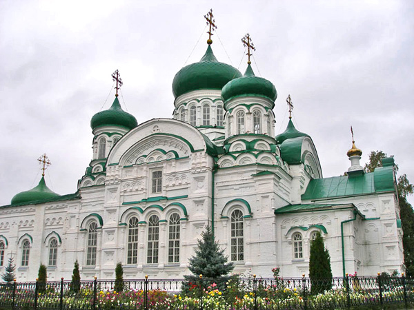 Многие известные люди приносят пожертвования на развитие монастыря / Фото из России