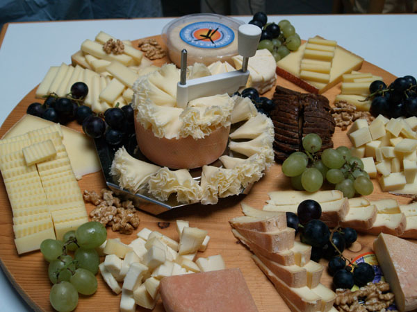 Сырная тарелка по-швейцарски / Фото из Швейцарии