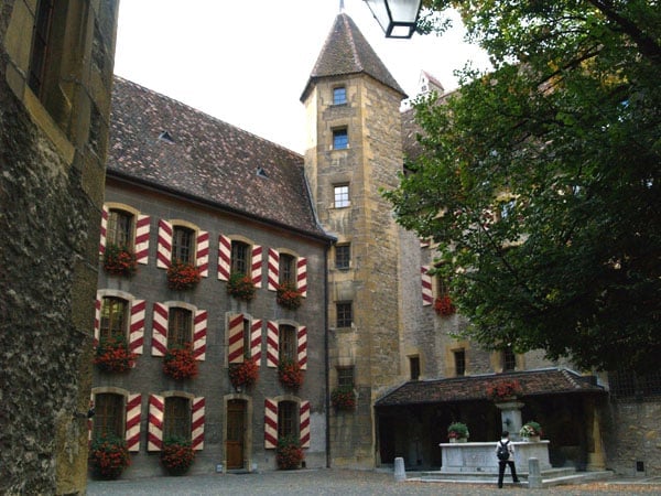 Красочный внутренний двор старого замка / Фото из Швейцарии