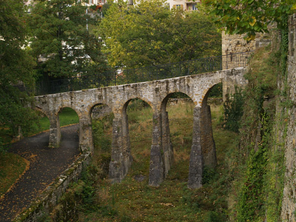 Узкий мост - вход в крепость / Фото из Швейцарии