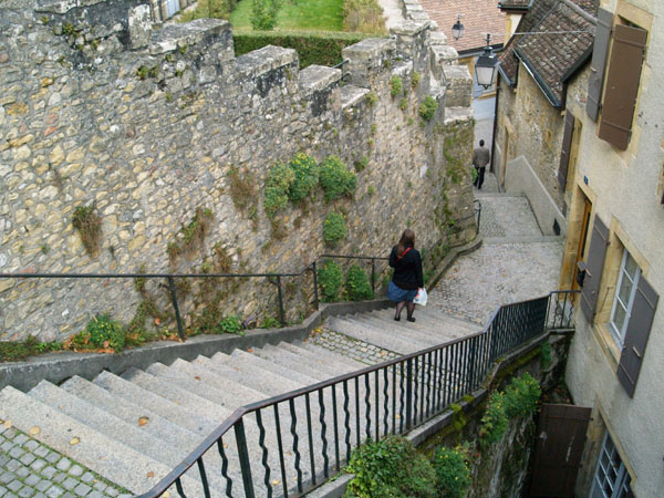Крутая лестница уходит далеко вниз / Фото из Швейцарии