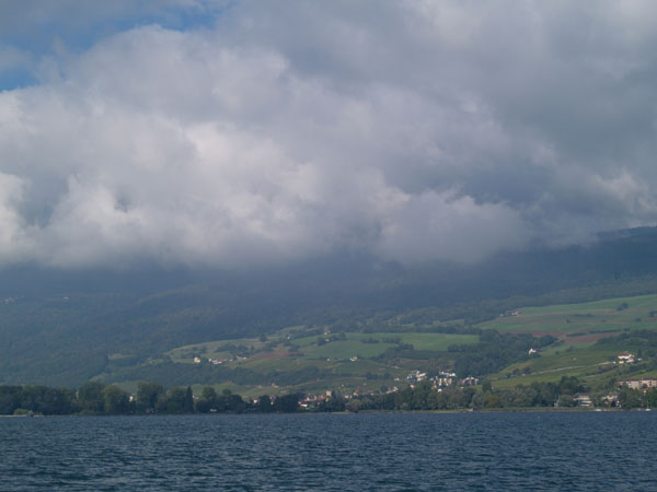 Пейзаж с озером, горами и облаками / Фото из Швейцарии