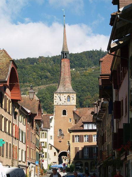 Часовая башня - северные ворота Ла-Нёввиля / Фото из Швейцарии