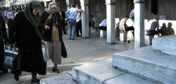 омовение ног у входа в мечеть / Турция