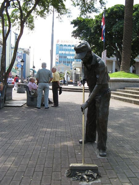 Памятник на столичной улице / Фото из Коста-Рики