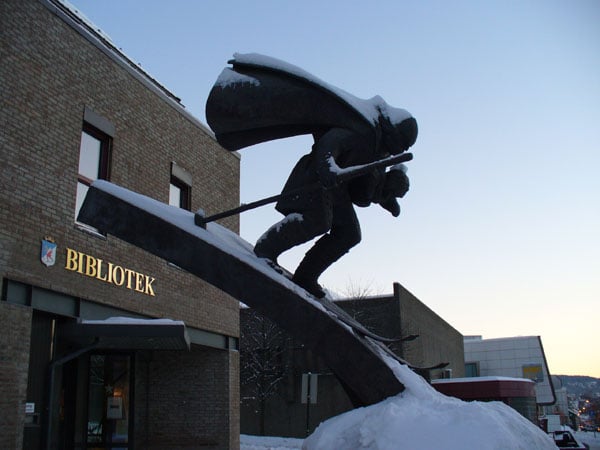 Памятник у городской библиотеки / Фото из Норвегии