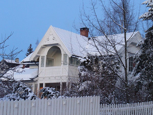 В таких домиках живут норвежцы в Лиллехаммере / Фото из Норвегии