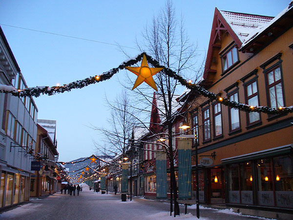 Центральная улица Лиллехаммера с рождественскими звездами / Фото из Норвегии
