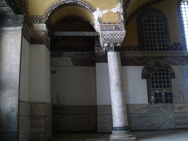 Неровные углы, стены и колонны Святой Софии / Фото из Турции