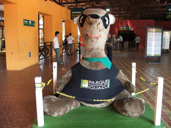 Вот такое существо приветствует посетителей национального парка Игуасу / Фото из Бразилии