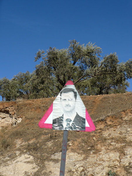 Знак "Осторожно, президент" / Фото из Сирии