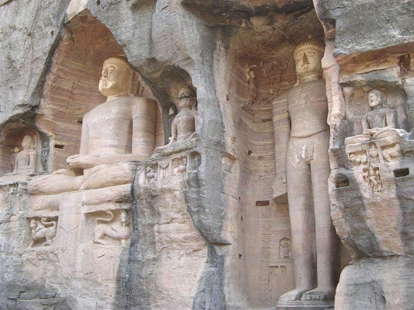 Потрясающие скульптуры - прямо в скалах, Гвалиор / Фото из Индии