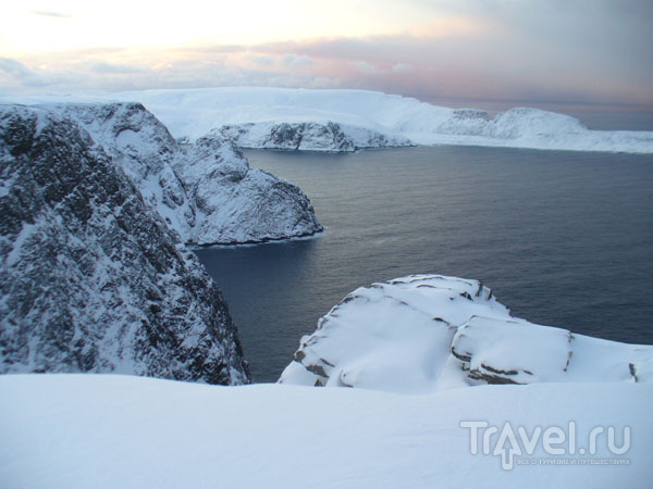 Море и заснеженные скалы на краю Европы / Фото из Норвегии