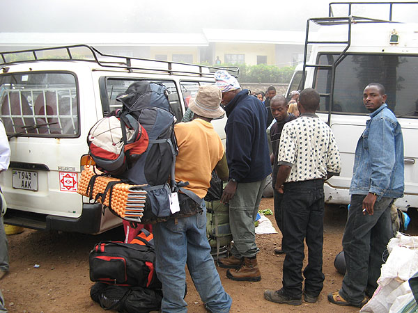 Сборы перед восхождением на Килиманджаро / Фото из Танзании