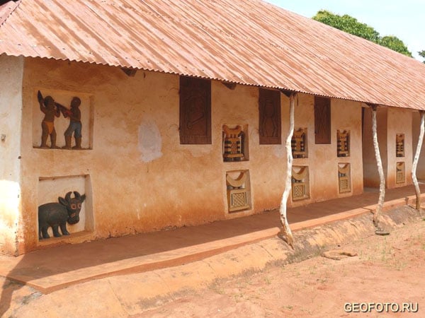 Украшенные стены королевского дворца, Абомей / Фото из Бенина