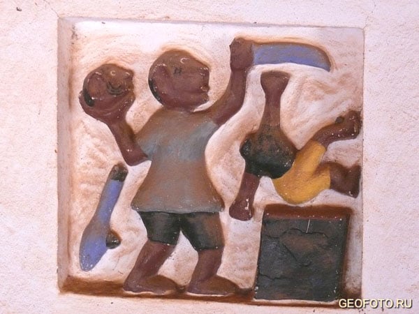 Барельефы - книга дагомейской истории / Фото из Бенина