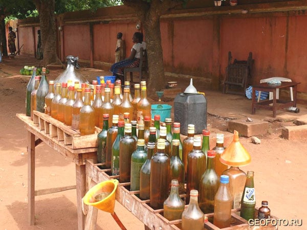 Разбавленный бензин - самый ходовой товар в Республике Бенин / Фото из Бенина