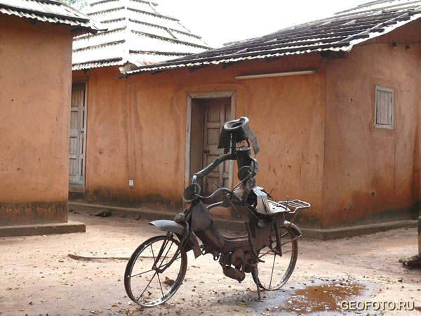 Железный велосипедист на улице Порто-Ново / Фото из Бенина
