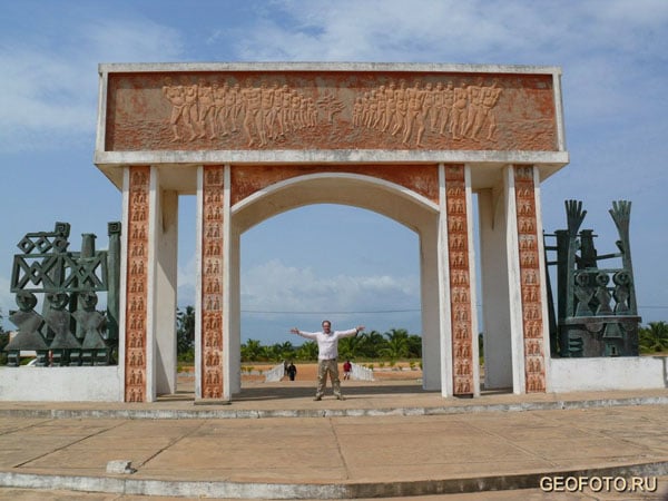 Ворота невозвращения - грустный памятник на берегу океана / Фото из Бенина