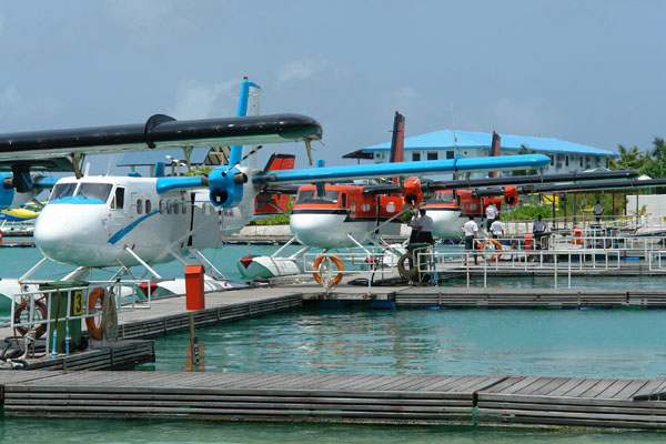 Такие самолетики развозят туристов по отелям / Фото с Мальдив