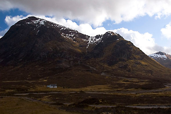 Одинокий домик в долине Glen Coe, Шотландия / Фото из Великобритании