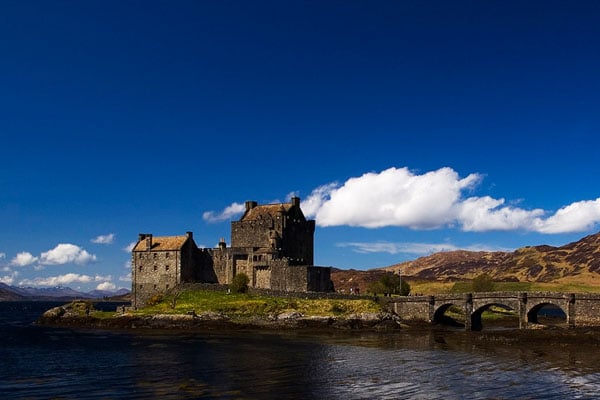 Eilean Donan Castle при ясной погоде, Шотландия / Фото из Великобритании
