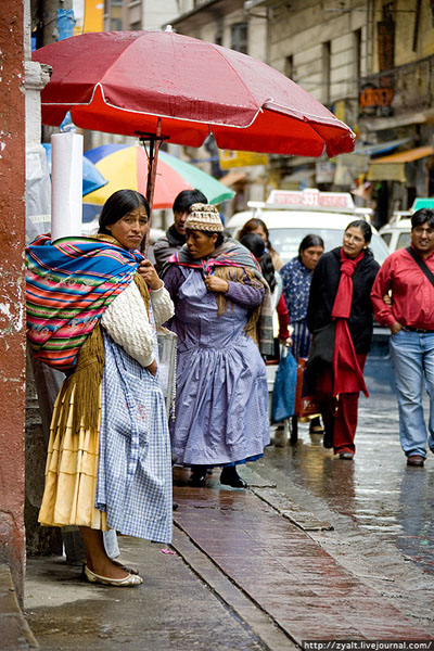 Национальную одежду носят городские жители / Фото из Боливии