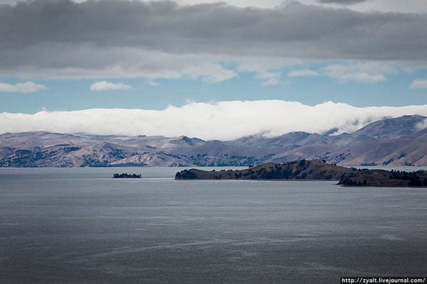 Титикака — крупнейшее озеро Южной Америки / Фото из Боливии