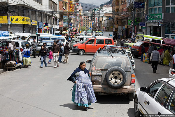 Типичная центральная улица-рынок в Ла-Пасе / Фото из Боливии