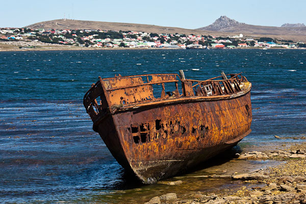Разрушенный корабль у Порт-Стэнли / Фото с Фолклендских островов