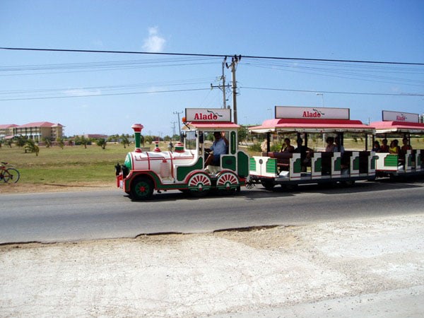 Туристический паровозик в Варадеро / Фото с Кубы