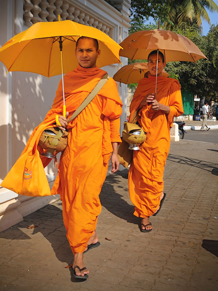 Буддистские монахи в Пномпене, Камбоджа / Фото из Камбоджи