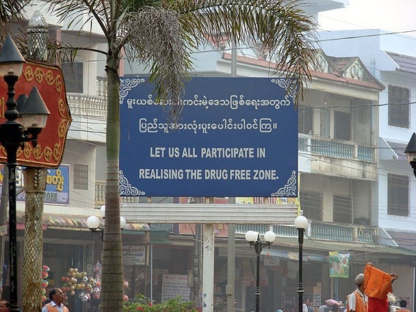 Типичный плакат в Бирме / Фото из Мьянмы