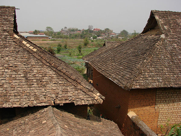 Старые черепичные крыши домов в Тачилейке / Фото из Мьянмы