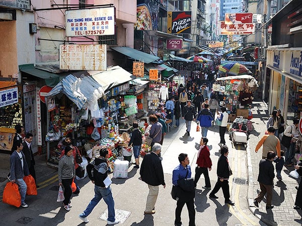 Оживленная пешеходная улица в Гонконге / Фото из Гонконга