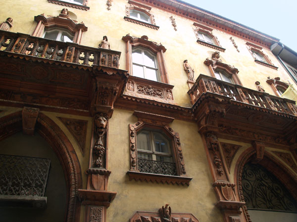 Фасады домов Беллинцоны изящно украшены / Фото из Швейцарии